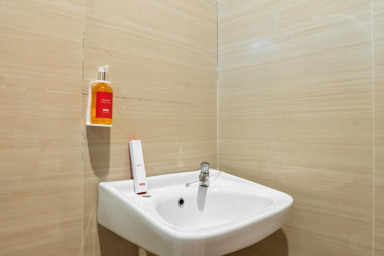 Hotel Vaccinated Staff - OYO Flagship 1575 Urban 18 Surabaya Exterior foto